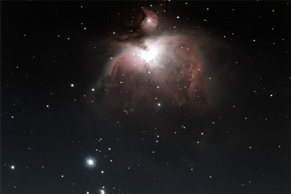 M42 – großer Orion Nebel: 02.04.2024 | Time (Local): 20:54:48 | Width (Degs.): 1.3 | Height (Degs.): 0.8 | Rotation Angle: 336.3 | SourceImageNumberOfCompositeImage (33 , 33)
| ExposureTime: 330 | ISOSpeedRatings: 200