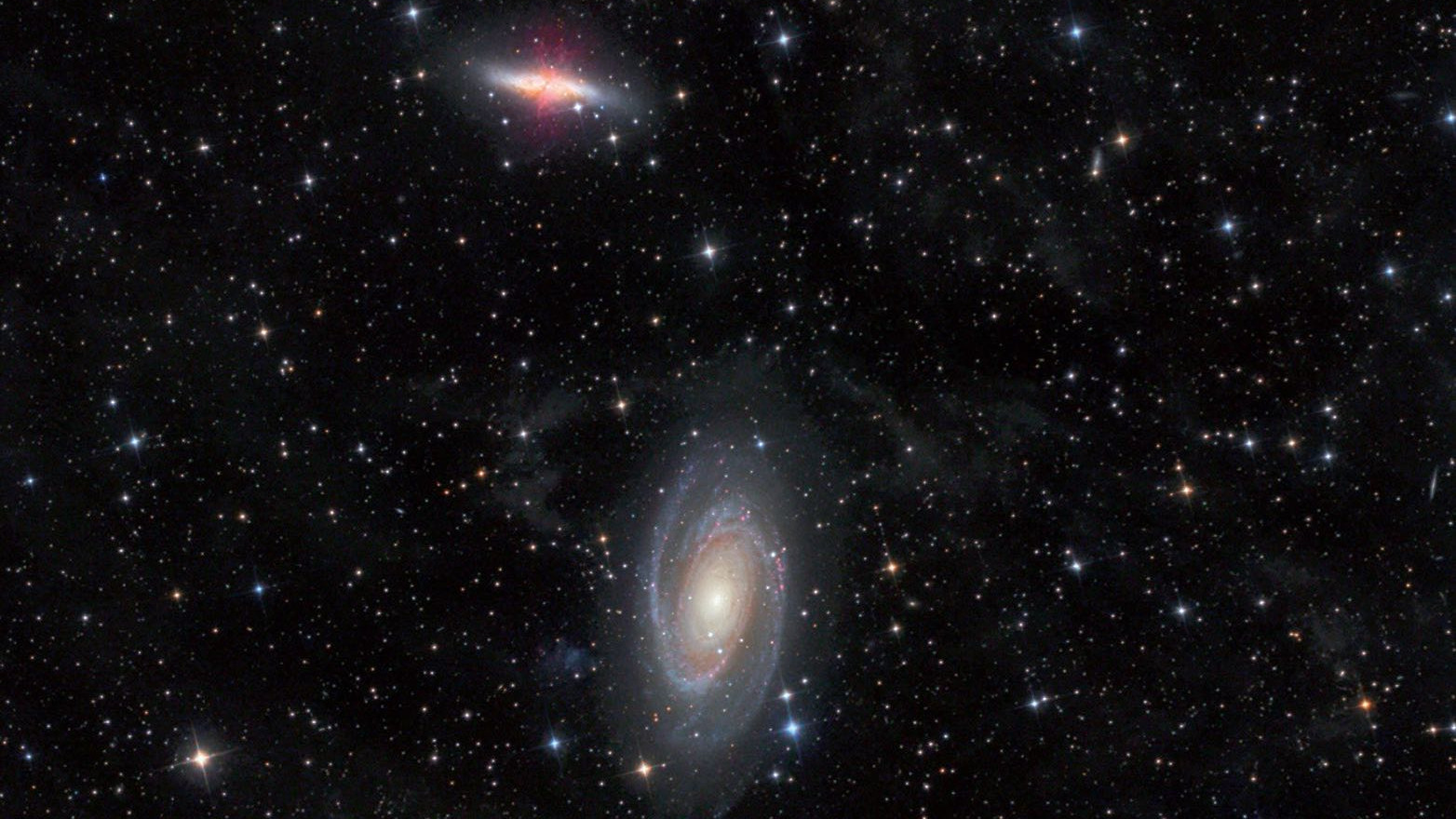 Les galaxies M 81 et M 82, dans la constellation de la Grande Ourse, photographiées avec un télescope Newton de 4,5 pouces, à une distance focale de 440 mm. Michael Deger / CCD Guide