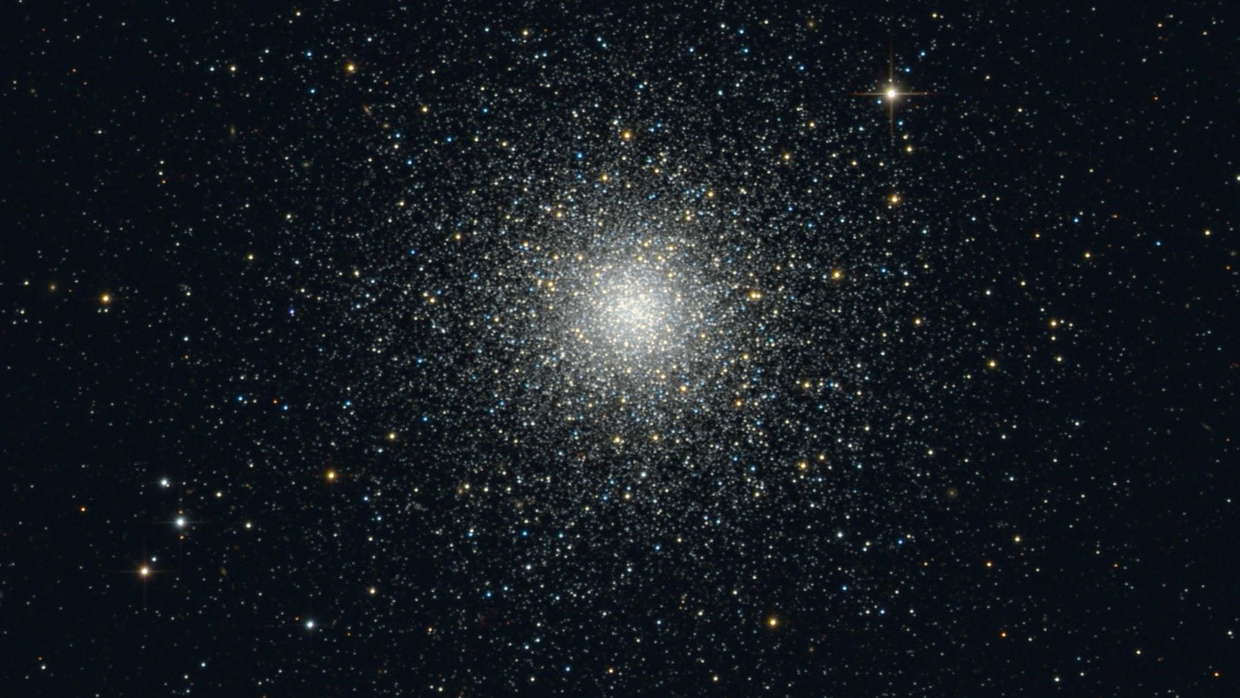 L’amas globulaire M 3 dans la constellation du Chien de Chasse. Bernhard Hubl / CCD Guide