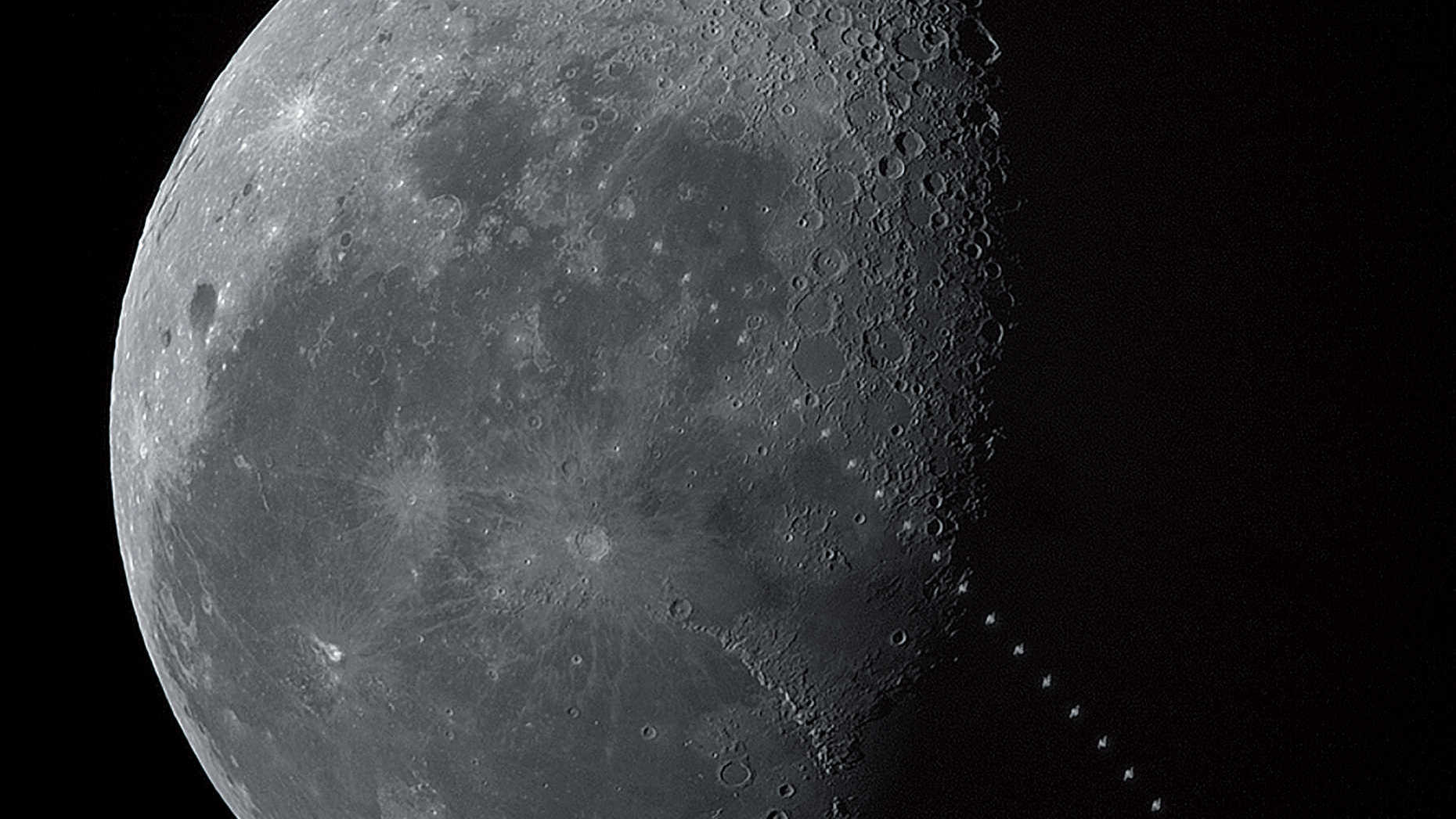Le 17/05/2017, aux premières heures d’une claire journée d’été,  au-dessus de Todtnau au sud de la Forêt Noire, nous avons pu photographier le transit de la Station Spatiale Internationale, ISS, passant devant la Lune décroissante : le transit a eu lieu à 08:05:49 (UTC), au moment où la Lune était à 19,4 degrés au-dessus de l’horizon sud-sud-ouest. La distance de l’ISS de magnitude 2,3 par rapport au site d'observation était de 1 016,7 km, si bien que le transit dura 1,2 seconde et que la station spatiale apparut relativement petite. La photo est un montage composé de 51 images, dans Photoshop. U. Dittler