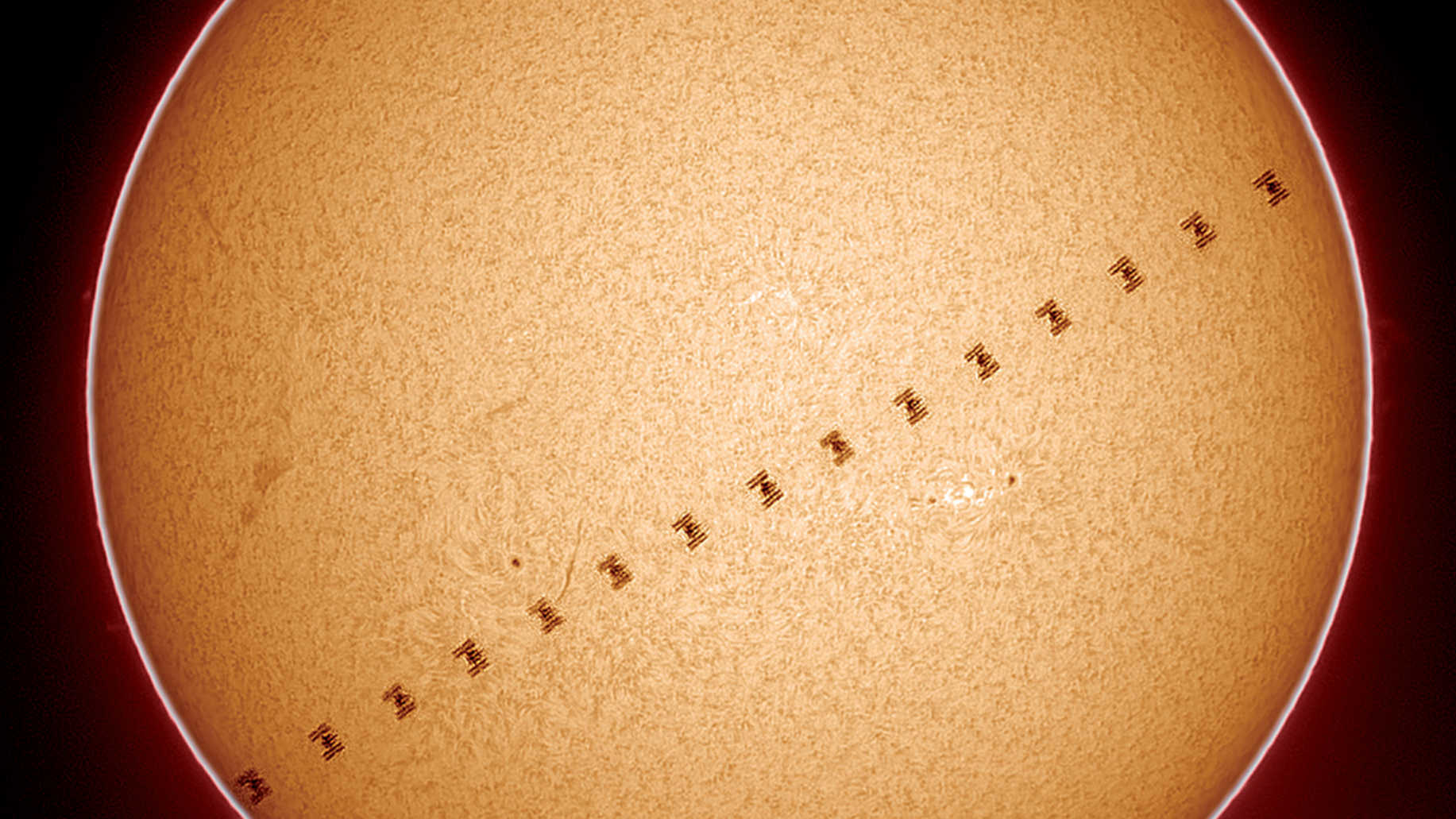 Le transit de la Station Spatiale Internationale, ISS, documenté ici en lumière Hα, a eu lieu le 17/06/2017 à 18:57:03 heures, au moment où le soleil était à 64,7 degrés au-dessus de l’horizon, dans le ciel austral. La distance de l’ISS par rapport au site d’observation était de 451,6 kilomètres, ce qui fait que le transit ne dura que 0,6 seconde et que la station spatiale apparaissait relativement grande. La photo a été réalisée avec un Coronado Solarmax60 et les autres équipements représentés sur la photo 3. La photo est un montage composé de 16 images. U. Dittler