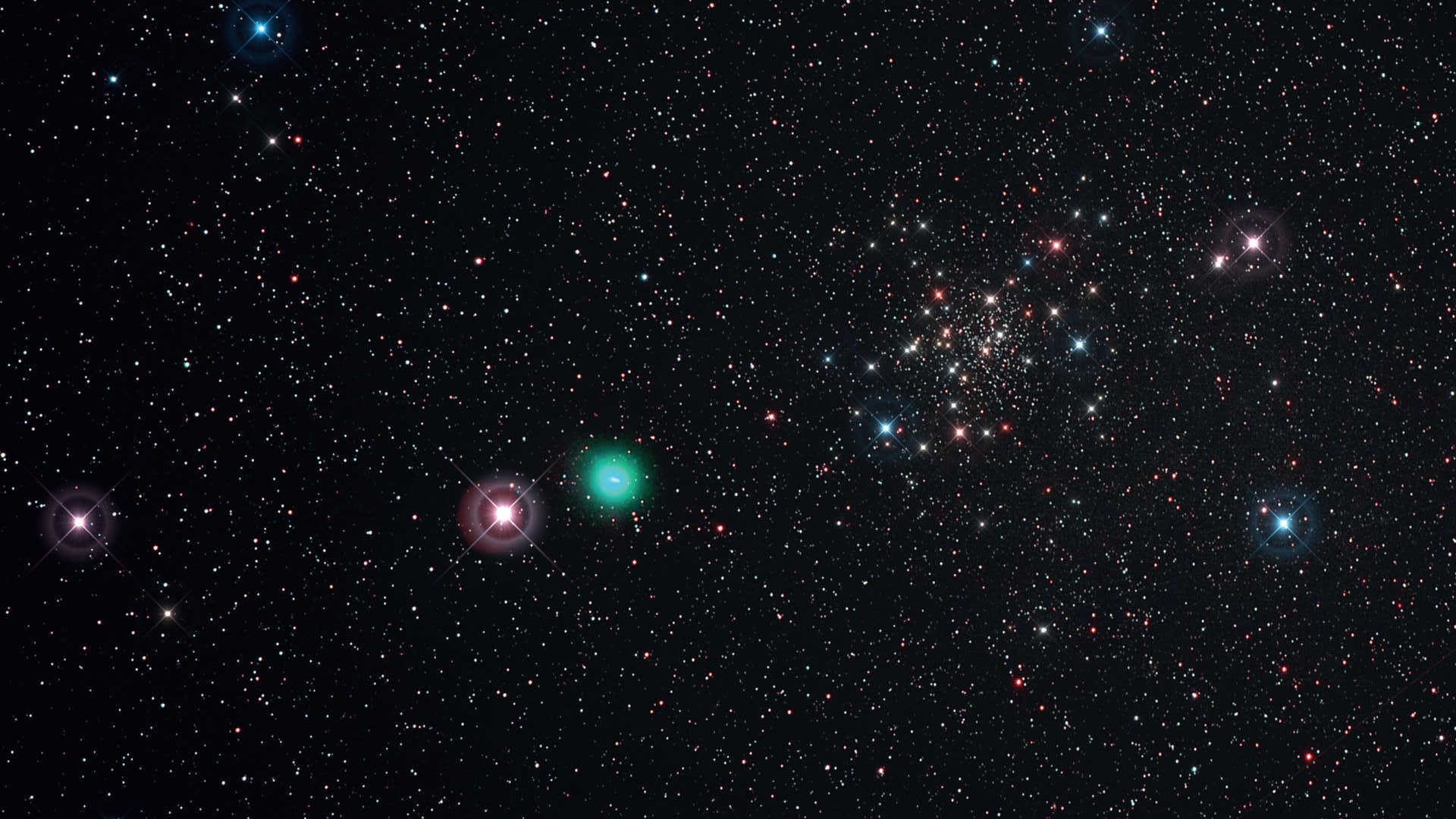 La nuit claire du 21/05/2015 a permis de photographier la comète C/2014 Q2 (Lovejoy) lors de son passage au bord de l’amas d’étoiles NGC188. Pour cette photo, on a utilisé une longue-vue Kowa Telephoto Lens/Scope (distance focale : 350 mm, F/4) placée sur un Canon 6D (modifié Hα), avec filtre UHC-S. Empilement d’images composé de six prises de vues avec un temps d’exposition de 450 secondes chacune (ISO 800 ; temps d’exposition total : 45 minutes). Traité avec DeepSkyStacker et Photoshop ; aigrettes de diffraction ajoutées uniquement pour des raisons d’esthétique. U. Dittler