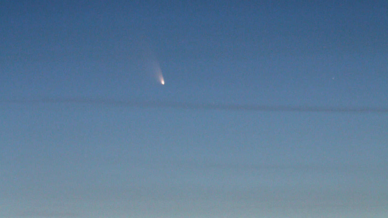 Comète C/2011 L4 (PanSTARRS) au crépuscule au-dessus de la Forêt Noire. L’image individuelle a été réalisée le 15/03/2013, peu après le coucher du soleil, avec un téléobjectif de 300 mm placé sur un reflex numérique du type Canon 550D. U. Dittler