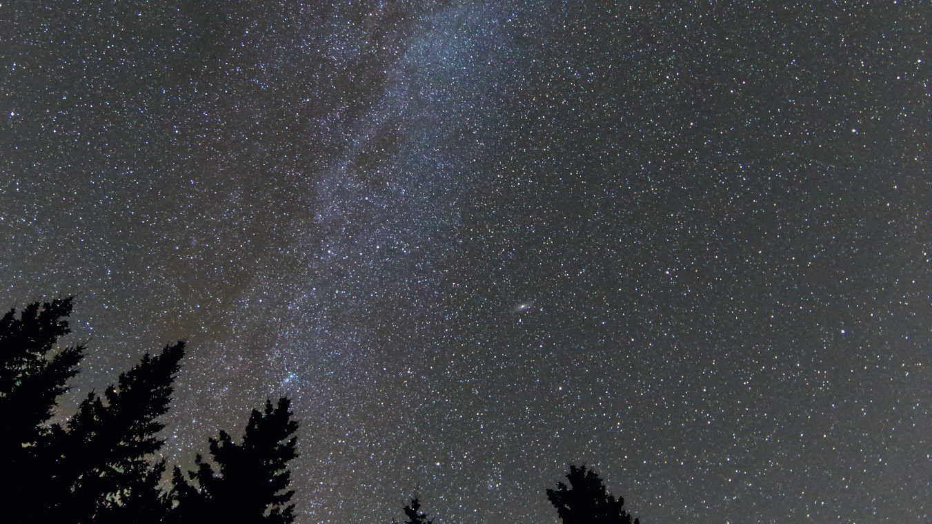Photographie de la Voie Lactée d’été au-dessus de la Forêt Noire. La photo a été prise avec un reflex numérique plein format du type Canon 6D équipé d’un objectif de 14 mm, diaphragme 2,8 et ISO 6 400, temps d’exposition 20 s. U. Dittler