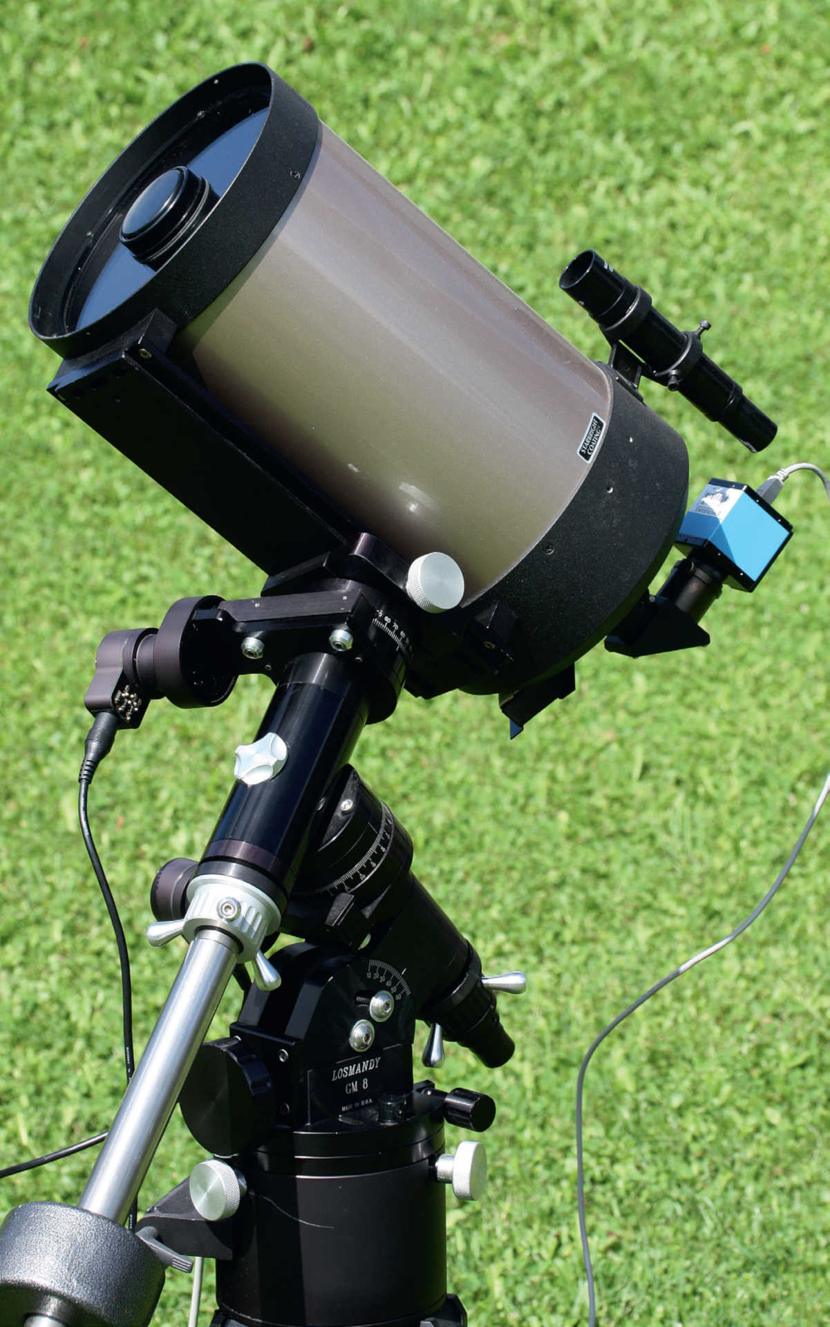 Pour débuter dans la photographie de la Lune, on utilise souvent un télescope Schmidt-Cassegrain sur une monture à suivi motorisé (ici, un TSC du type Celestron C8 sur une monture Losmandy GM-8). L’appareil de prise de vues utilisé est une caméra CCD non refroidie de The Imaging Source. U. Dittler