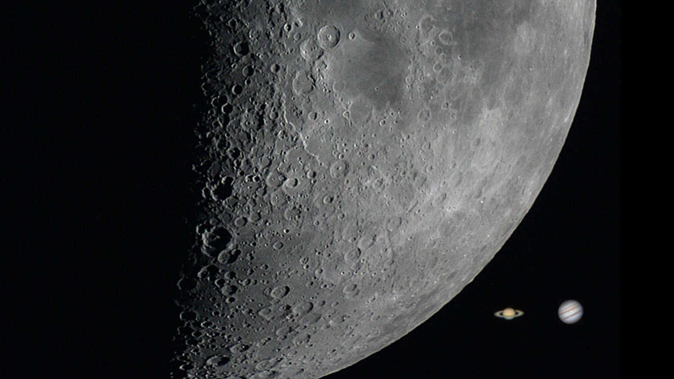 Les rapports de taille entre la Lune et les planètes : la photo montre la Lune semi-éclairée, qui atteint dans le ciel un diamètre d’environ 0,5°. À côté, Jupiter, plus grande planète du système solaire prenant en moyenne une taille de 30" à 45", de même que Saturne avec ses anneaux. U. Dittler