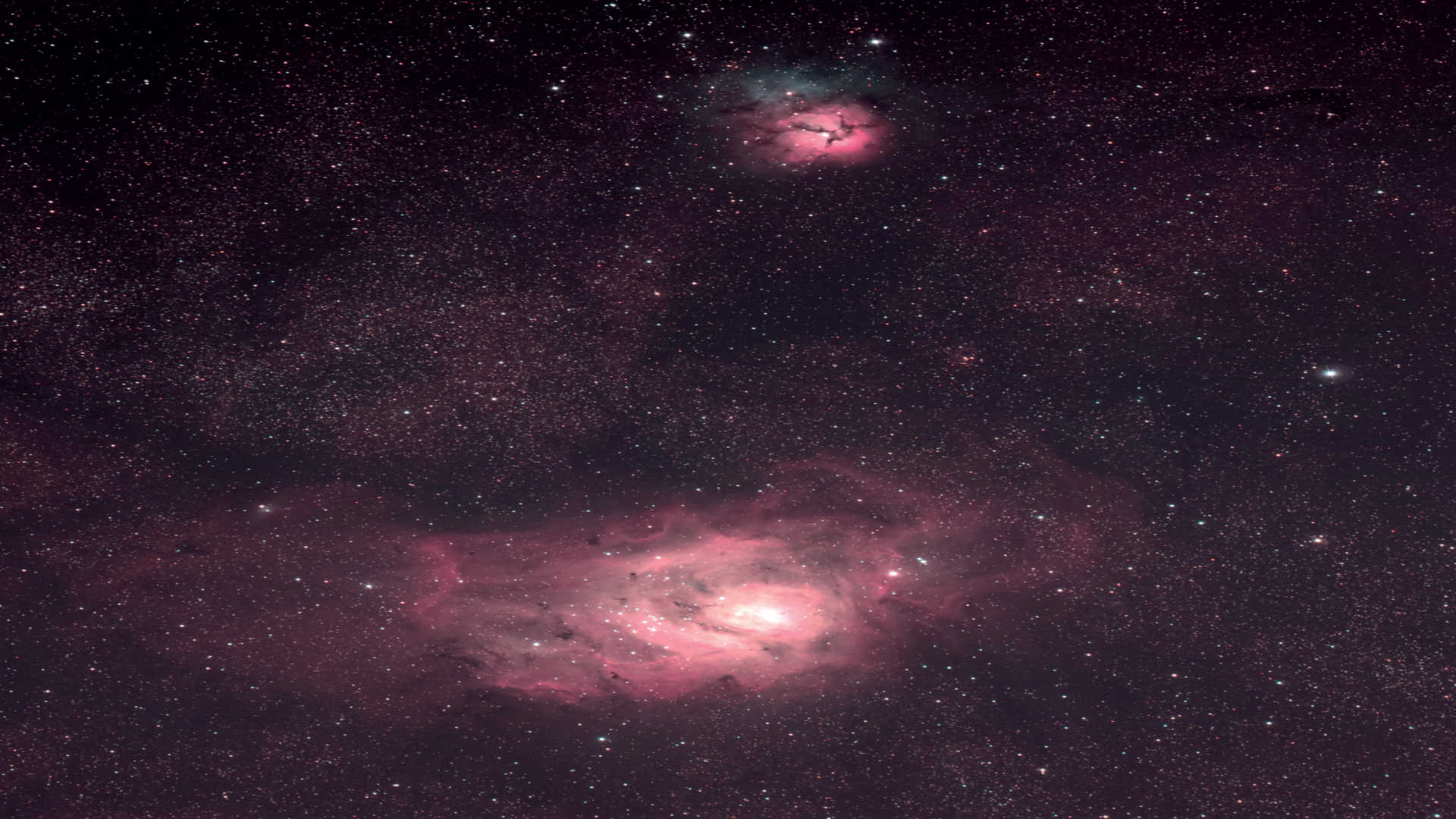 La nébuleuse de la Lagune (Messier 8) avec la nébuleuse Trifide (Messier 20). La photo a été prise avec un astrographe sur une monture équatoriale. L’empilement d’images est composé de huit photos prises à un temps d’exposition de 450 secondes chacune.