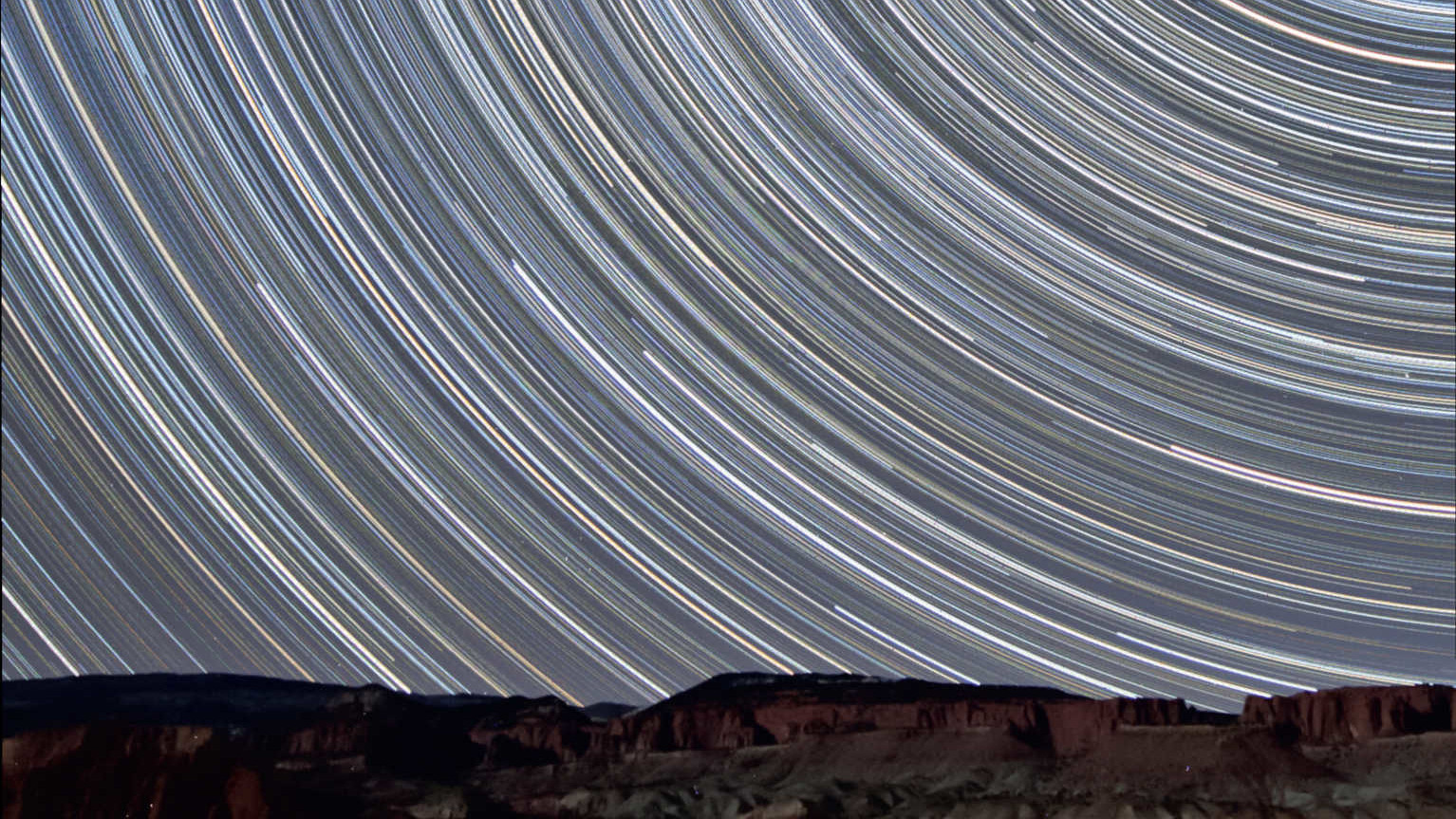 Cette photo de filés d’étoiles montrant la migration des étoiles au-dessus des rochers de grès rouge éclairés par la Lune ascendante a été réalisée à quelques kilomètres du parc national Capitol Reef d’Utah (États-Unis), regard tourné vers le nord. Cet empilement d’images regroupe 350 prises de vues réalisées avec un temps d’exposition de 90 secondes chacune (temps d’exposition total : 525 minutes = 8,75 heures). Cette photo a été obtenue avec un objectif de 10-20 mm (à 10 mm et f/4) sur un réflex numérique Canon du type 450D. U. Dittler