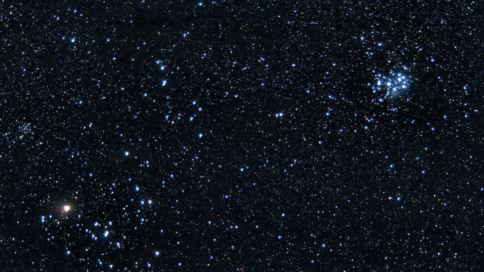 Neben den Plejaden (rechts im Bild) und den Hyaden mit Aldebaran (der helle Stern links im Bild) lassen sich im Stier viele weitere Sternhaufen finden, wie etwa NGC 1647 (links über Aldebaran). Marcus Degenkolbe
