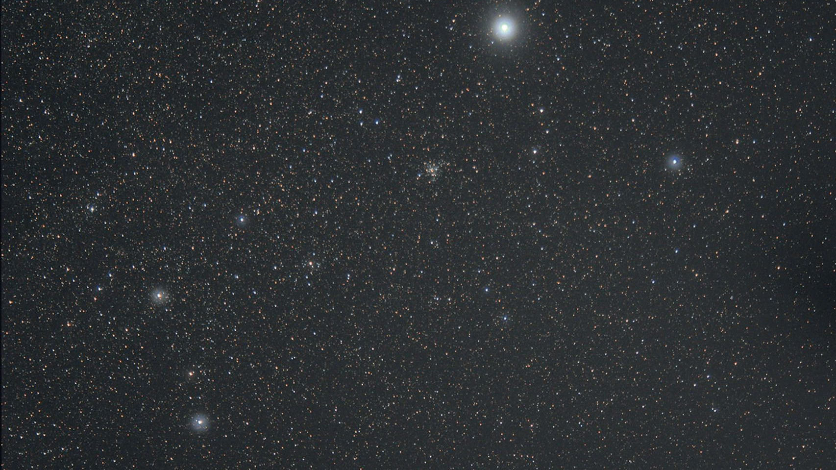 Im Sternbild Großer Hund finden sich im Feldstecher sichtbare, offene Sternhaufen verschiedenster Kataloge. Rolf Löhr / CCD Guide