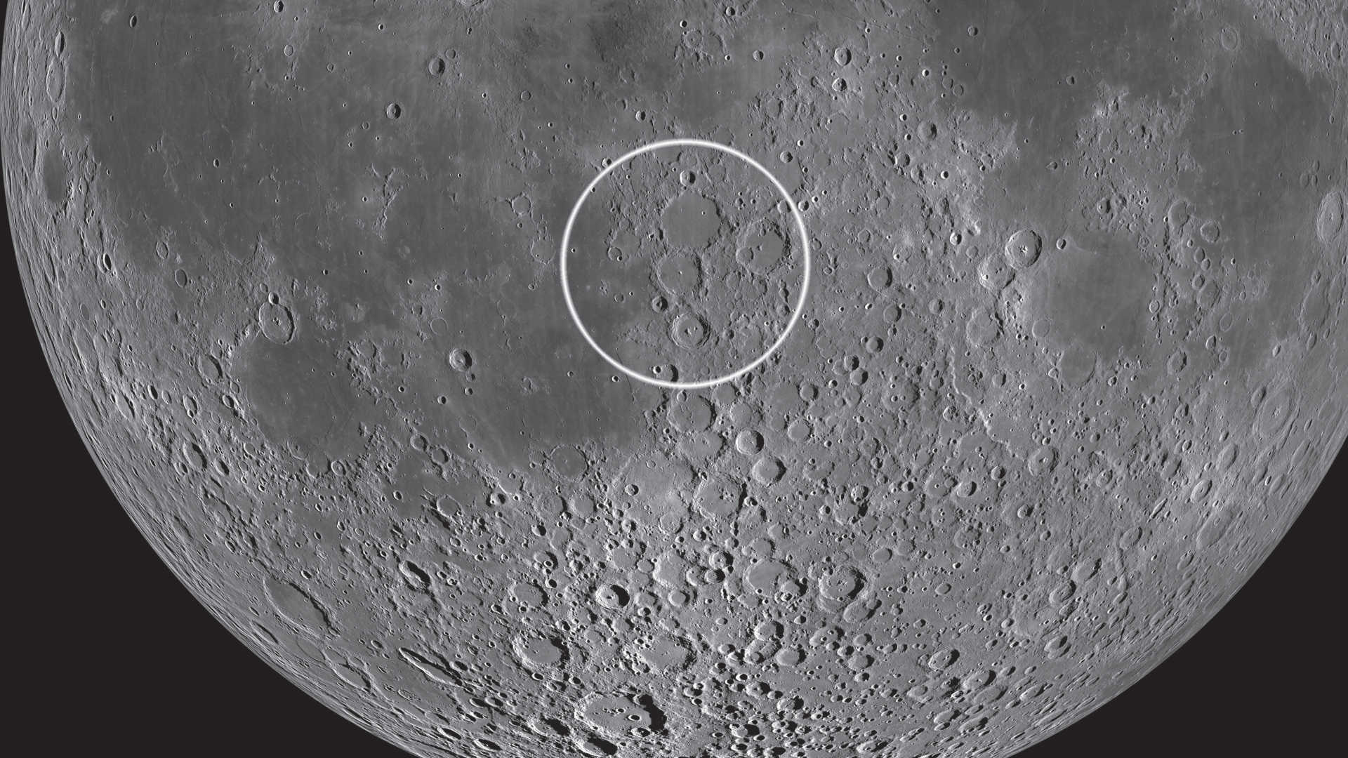 Le trio de cratères se trouve pratiquement au centre de la Lune. NASA/GSFC/Arizona State University