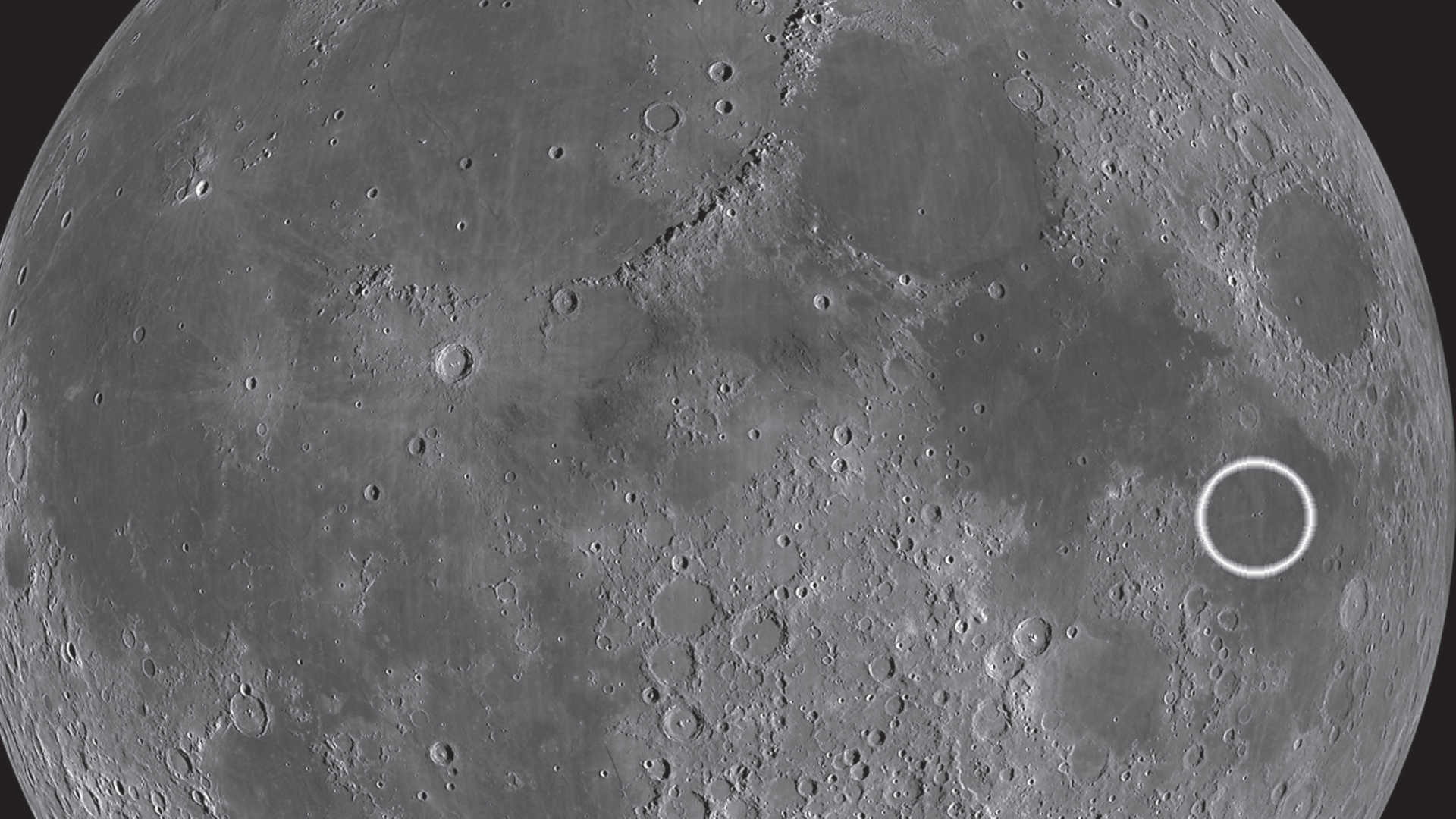 On trouve les deux cratères Messier et Messier A pratiquement au centre de la Mare Fecunditatis (Mer de la Fécondité). L’éjecta allongé de Messier A est unique en son genre. NASA/GSFC/Arizona State University