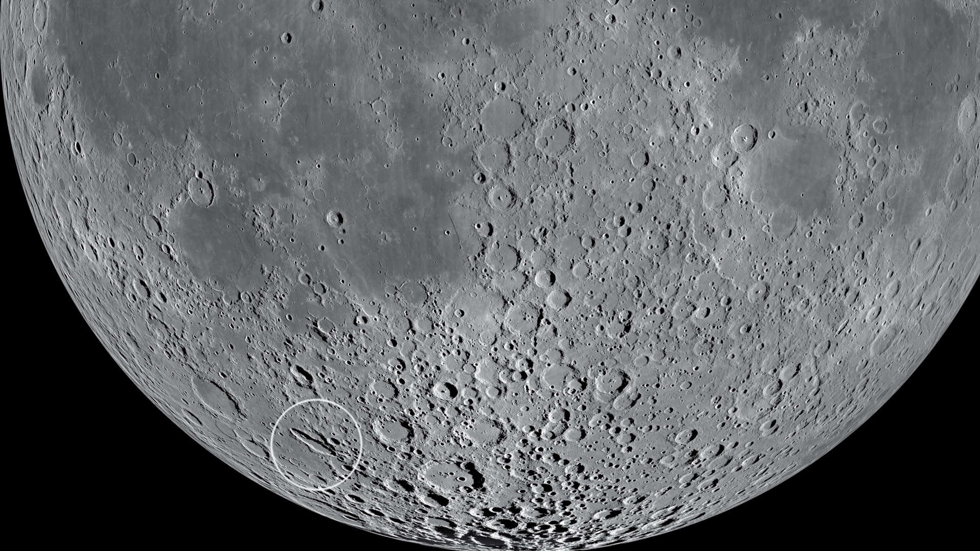 Des cratères obliques sur le bord de la Lune