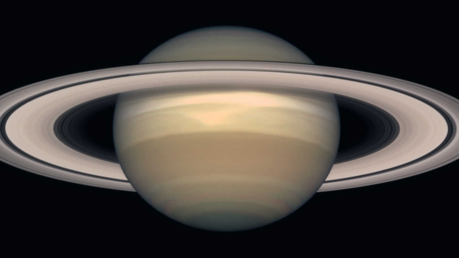 Le système d’anneaux, unique, vient parfaire la vision de Saturne. NASA and The Hubble Heritage Team (STScI/AURA)