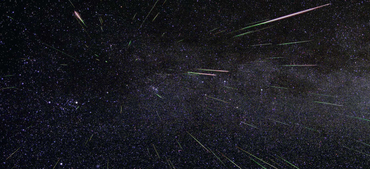 Pluie d’étoiles filantes des Perséides, en 2009. Les étoiles filantes semblent venir de la même direction. NASA/JPL