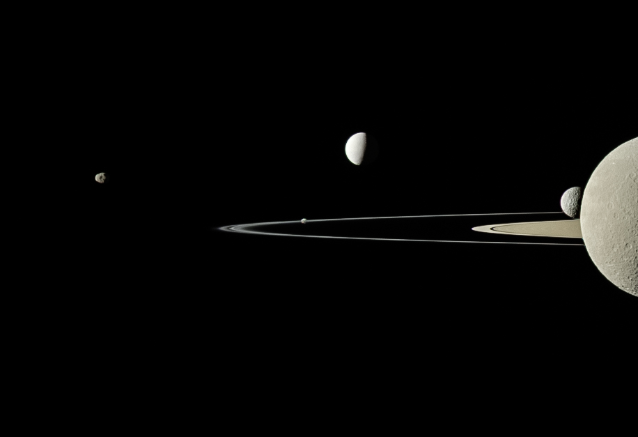 Fünf Monde des Saturn auf einem Foto, Raumsonde Cassini, 29 July 2011, NASA