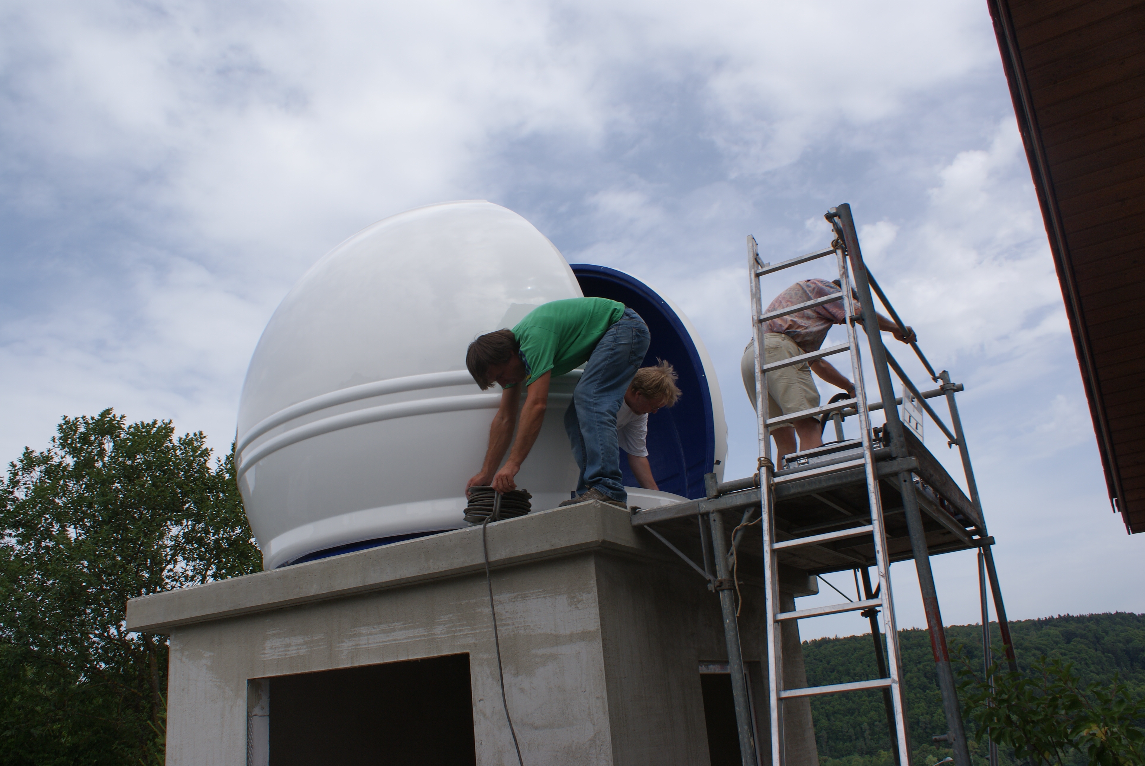 Aufbau einer Omegon Kuppel auf einer Garage - astroshop.de Blog