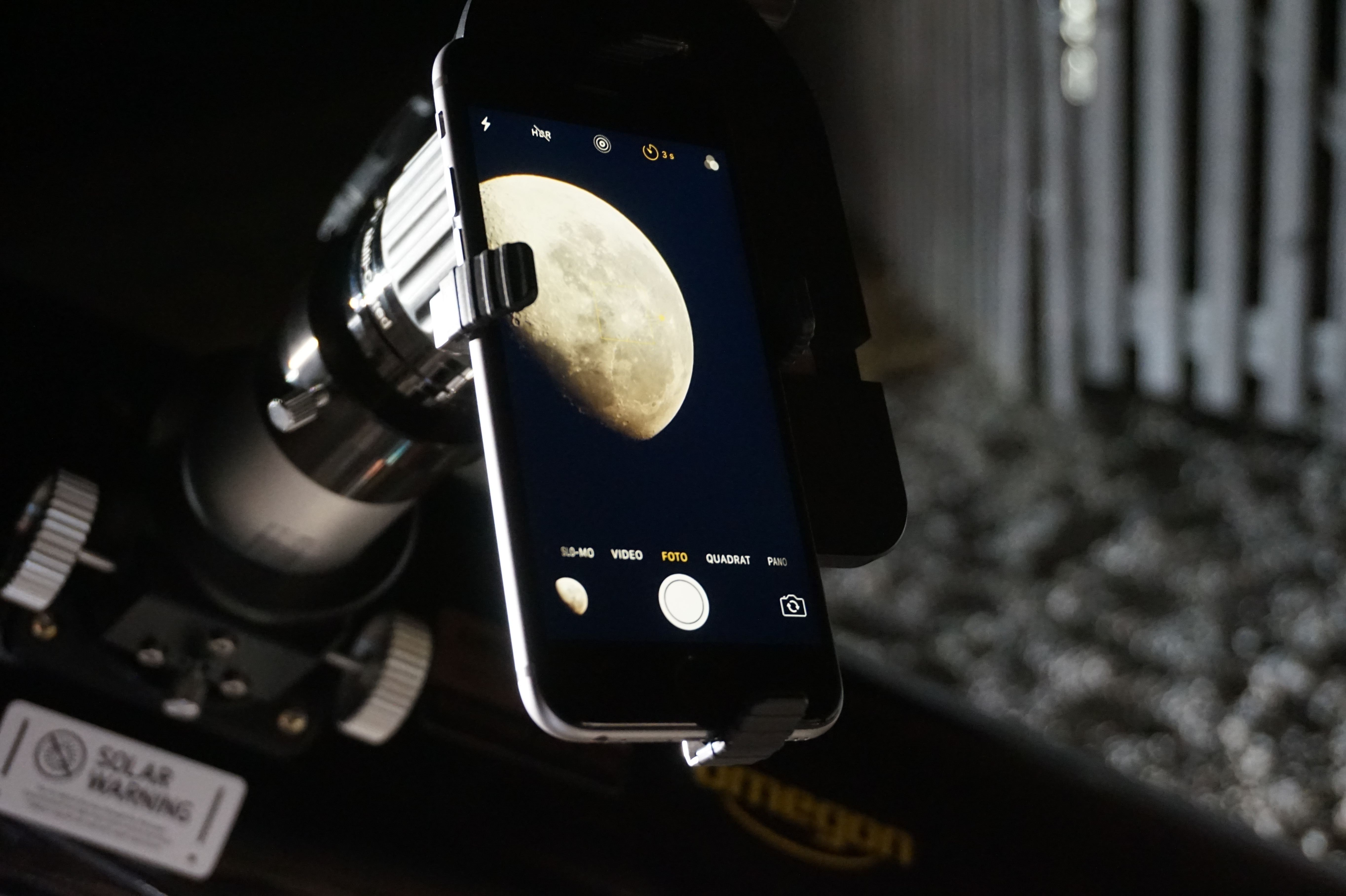 Mondfotografie mit dem Smartphone: Der Omegon Easypic Smartphoneadapter -  astroshop.de Blog