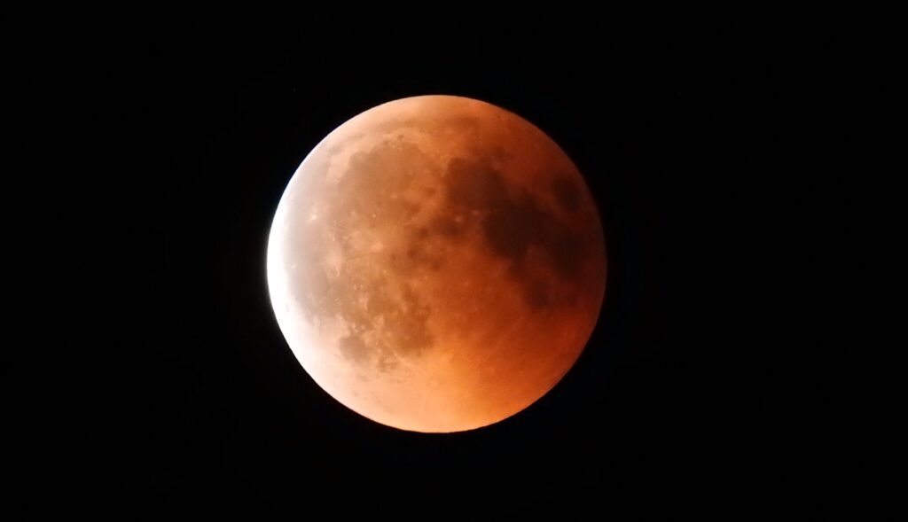 Éclipse lunaire juste avant la fin